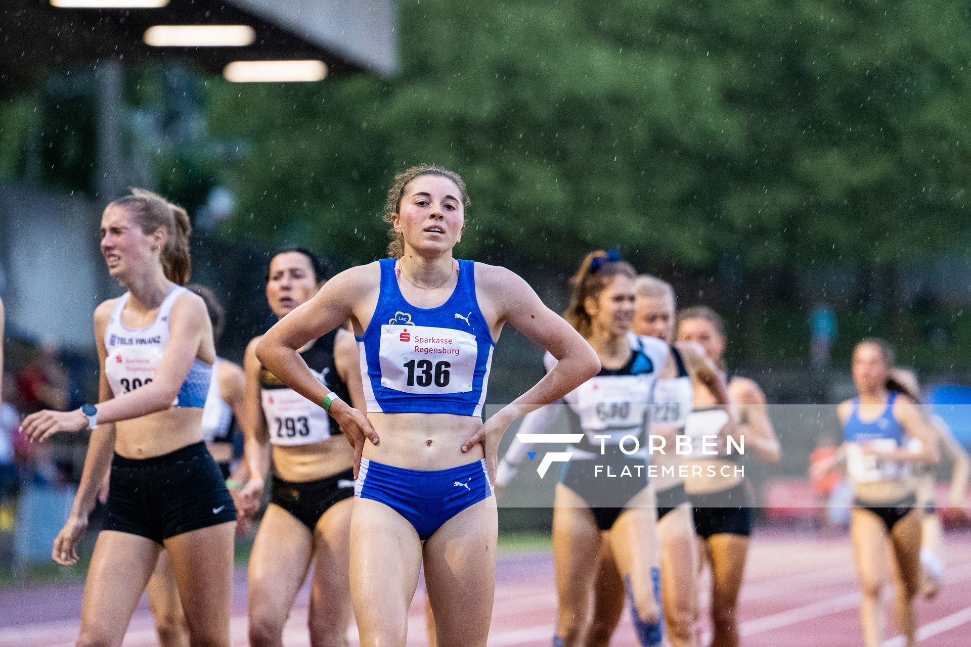 Julia Rath (LAC Quelle Fuerth) ueber 1500m am 03.06.2022 waehrend der Sparkassen Gala in Regensburg